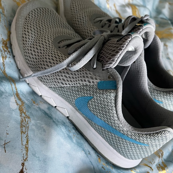 Comfy walking Nikes! Size 7 - Picture 4 of 6